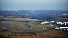 Vue des deux pistes de l'aéroport de Toussus-le-Nôble