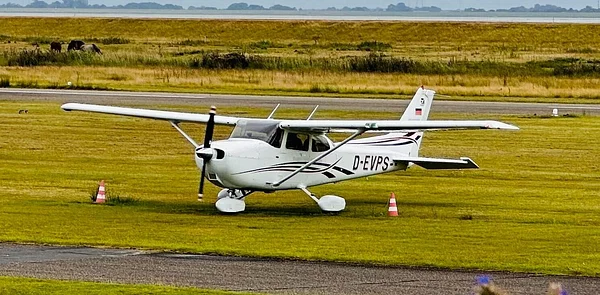 Cessna 172 von schraeg vorne