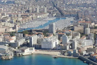 Superbe survol de la rade de Marseille