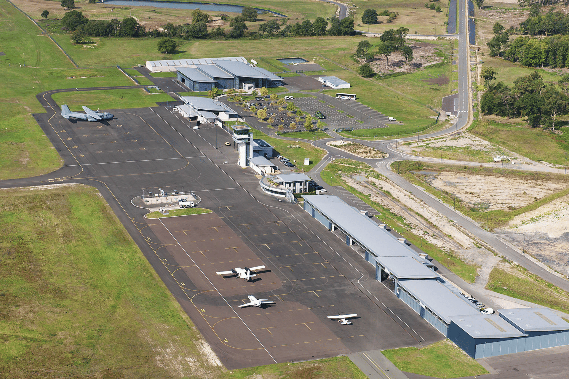 Plateforme aéroportuaire (en haut le musée, au milieu le restaurant)