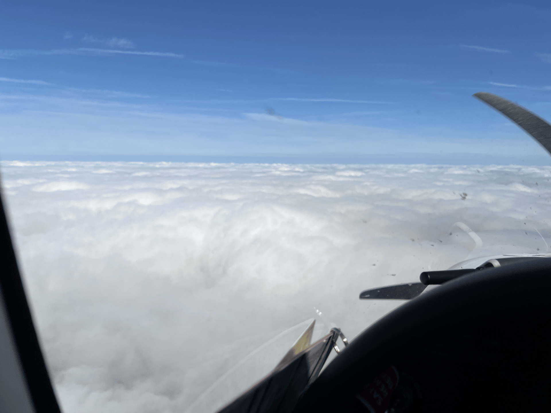 Flug über den Wolken bei nicht so gutem Wetter