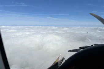 Flug über den Wolken bei nicht so gutem Wetter