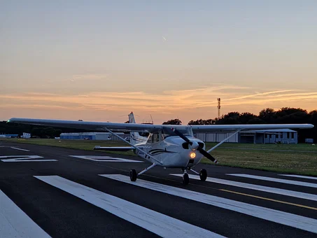 Cessna 172 M bei Sonnenuntergang