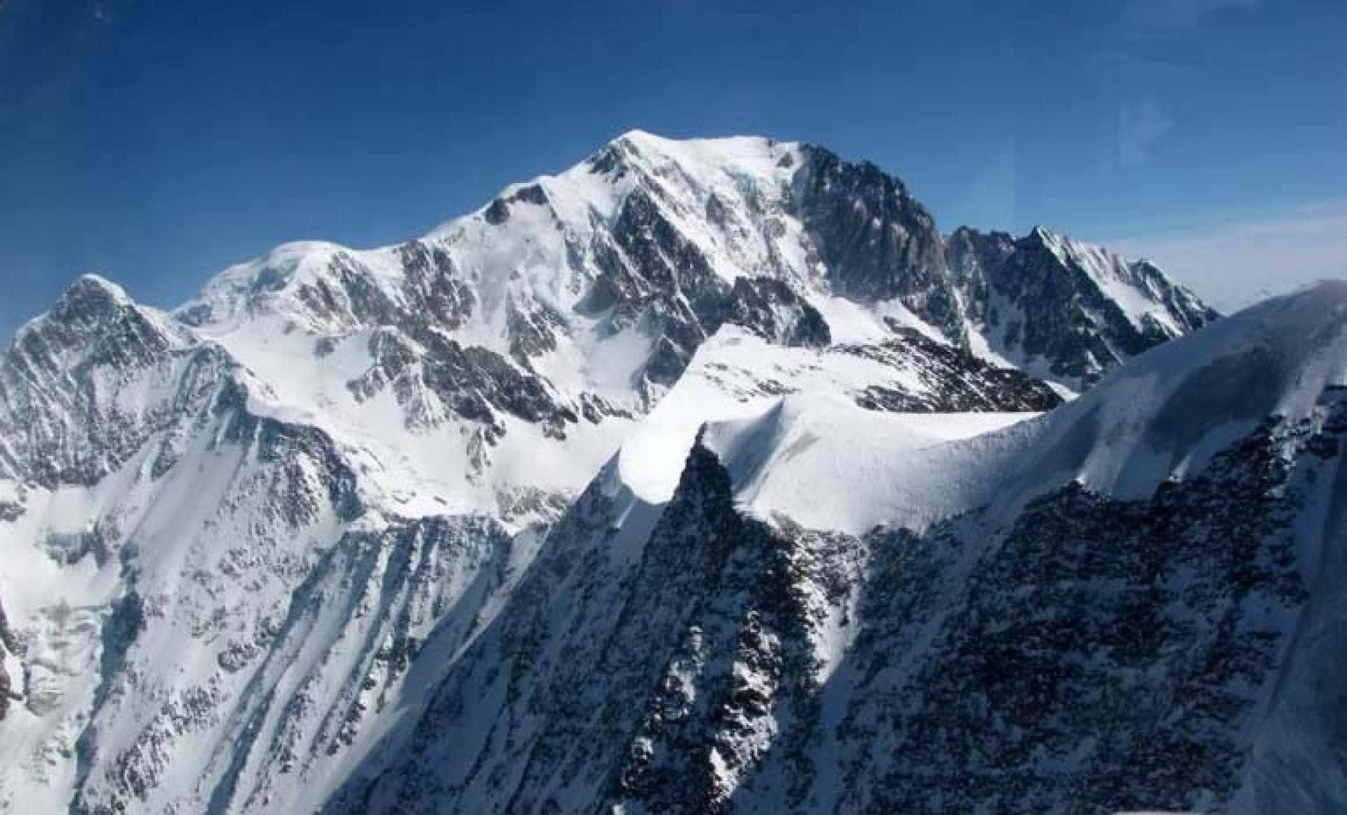 Balade aérienne : Le massif du Mont Blanc depuis Pérouges