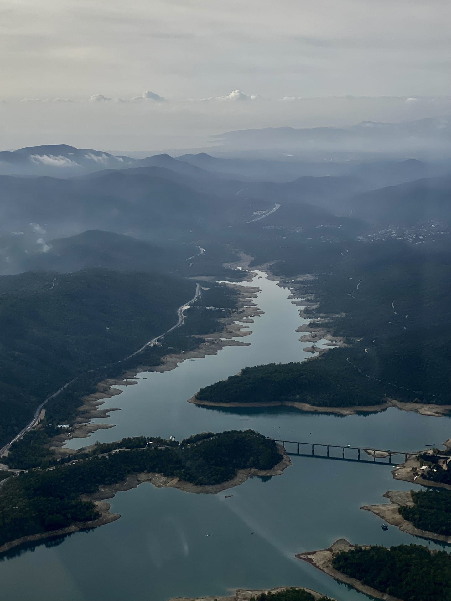 Lac de saint Cassien par temps humide