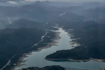 Lac de saint Cassien par temps humide