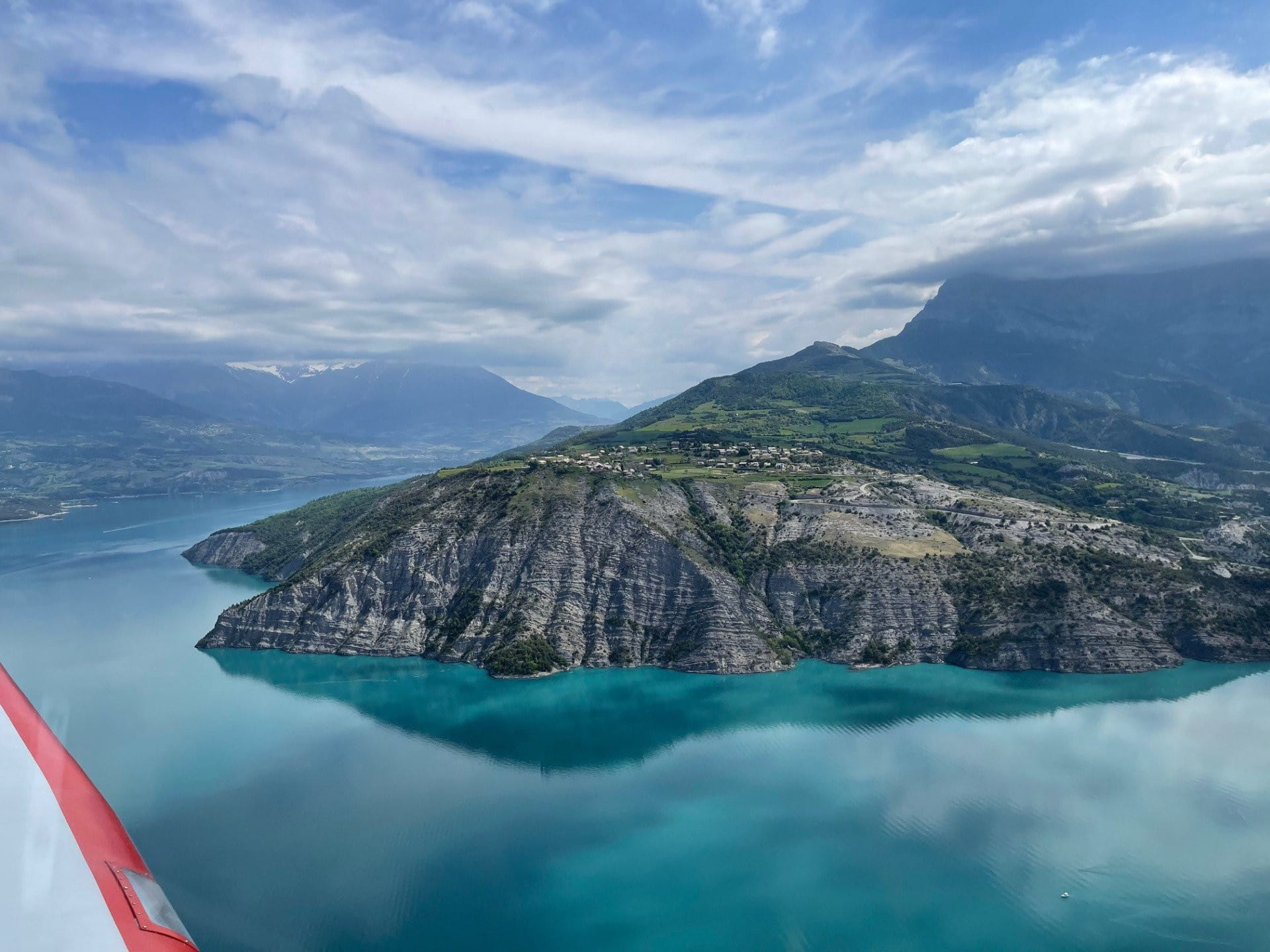 Le lac de Serre-ponçon vu du ciel