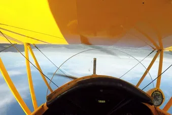Voltige / acrobatie cheveux au vent sur le lac de la Gruyère