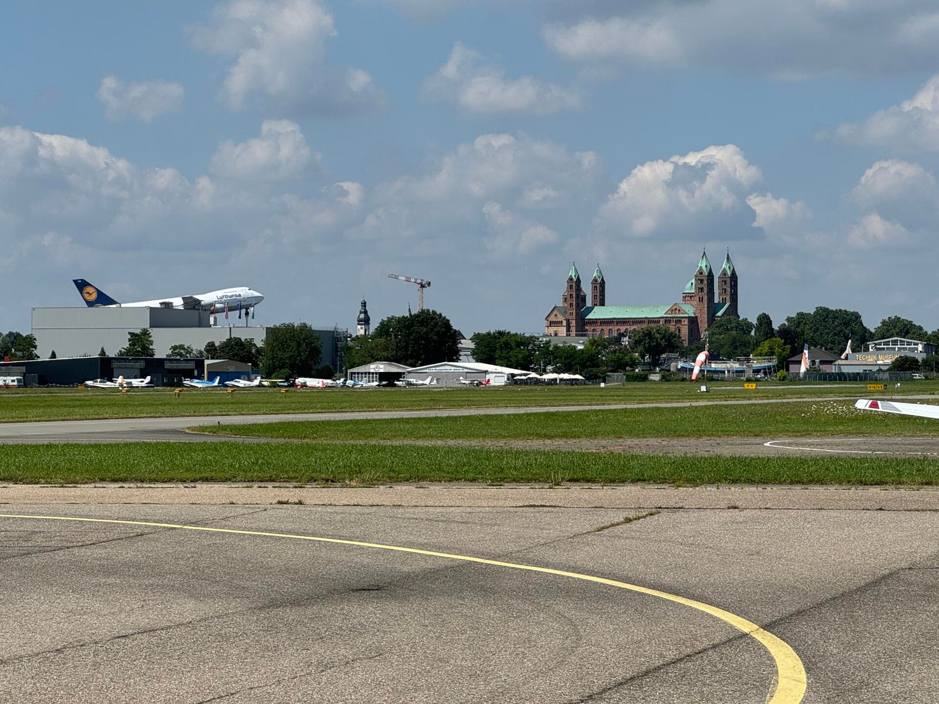 Flugplatz Speyer mit Dom und Museum