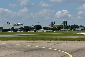 Flugplatz Speyer mit Dom und Museum