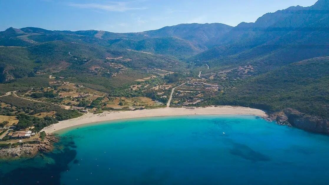 * Le golfe de Porto en Hélicoptère - Vol Partagé