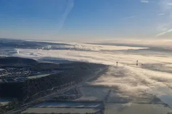 La seine et le pont de Tancarville sous le brouillard matinal