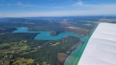 Survol du lac de Vouglans
