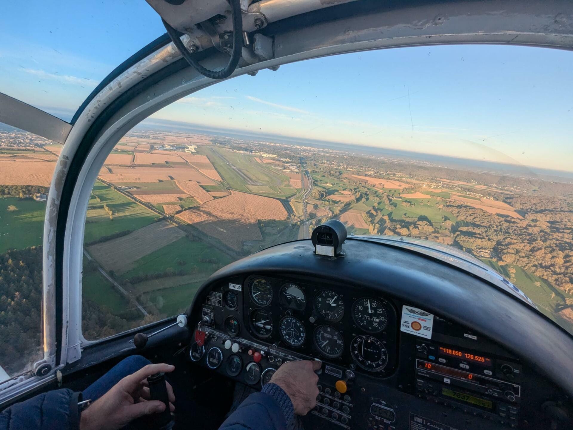 Vue du cockpit du Rallye en approche à l'aéroport de Tarbes-Lourdes