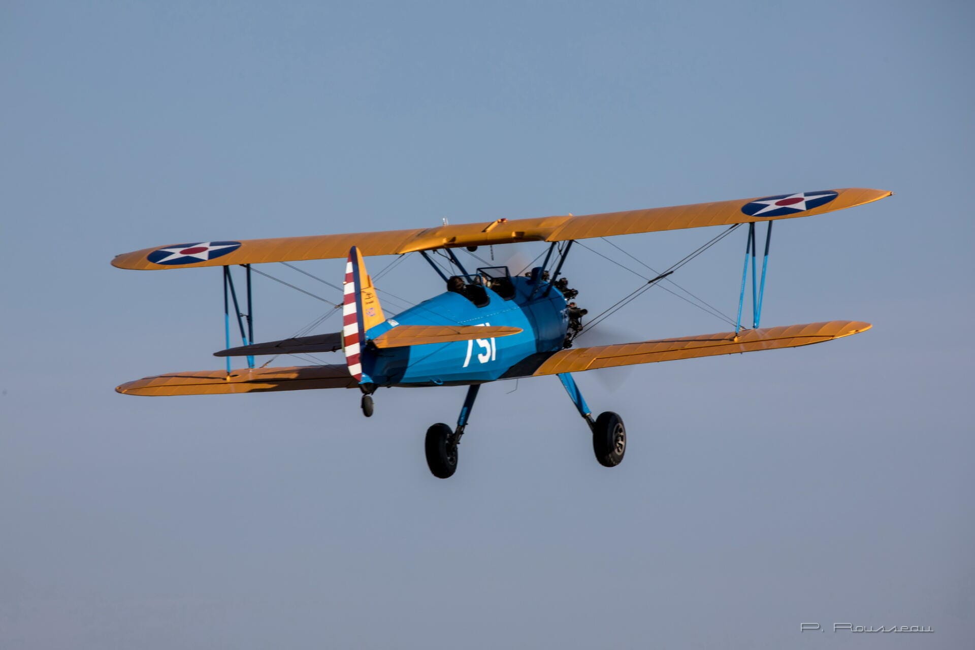 Vue d'un Boeing Stearman au décollage