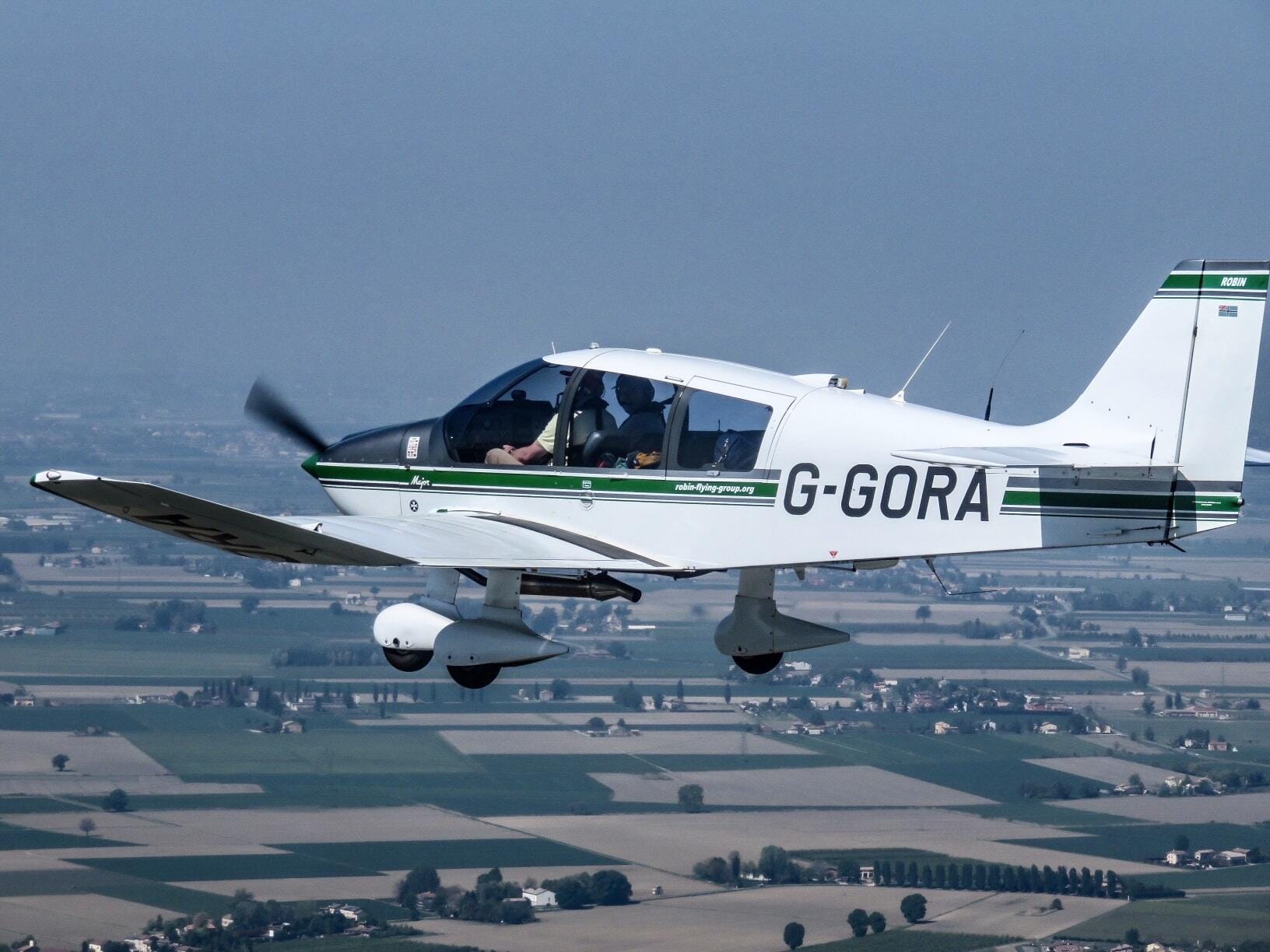 L'avion en vol (avec son ancienne immatriculation)