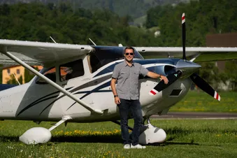 Der Pilot und sein Flugzeug