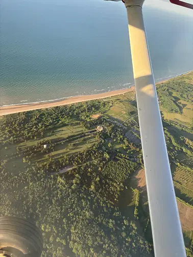 Survol des plages du débarquement
