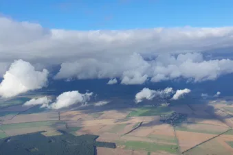 mit den Wolken auf einer Höhe