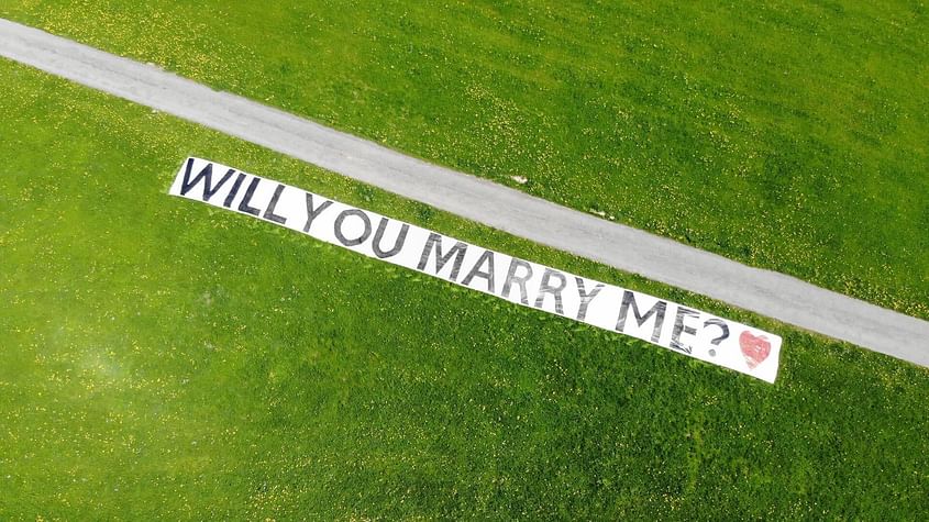 Heiratsantrag aus der Luft, Mit grossem Banner