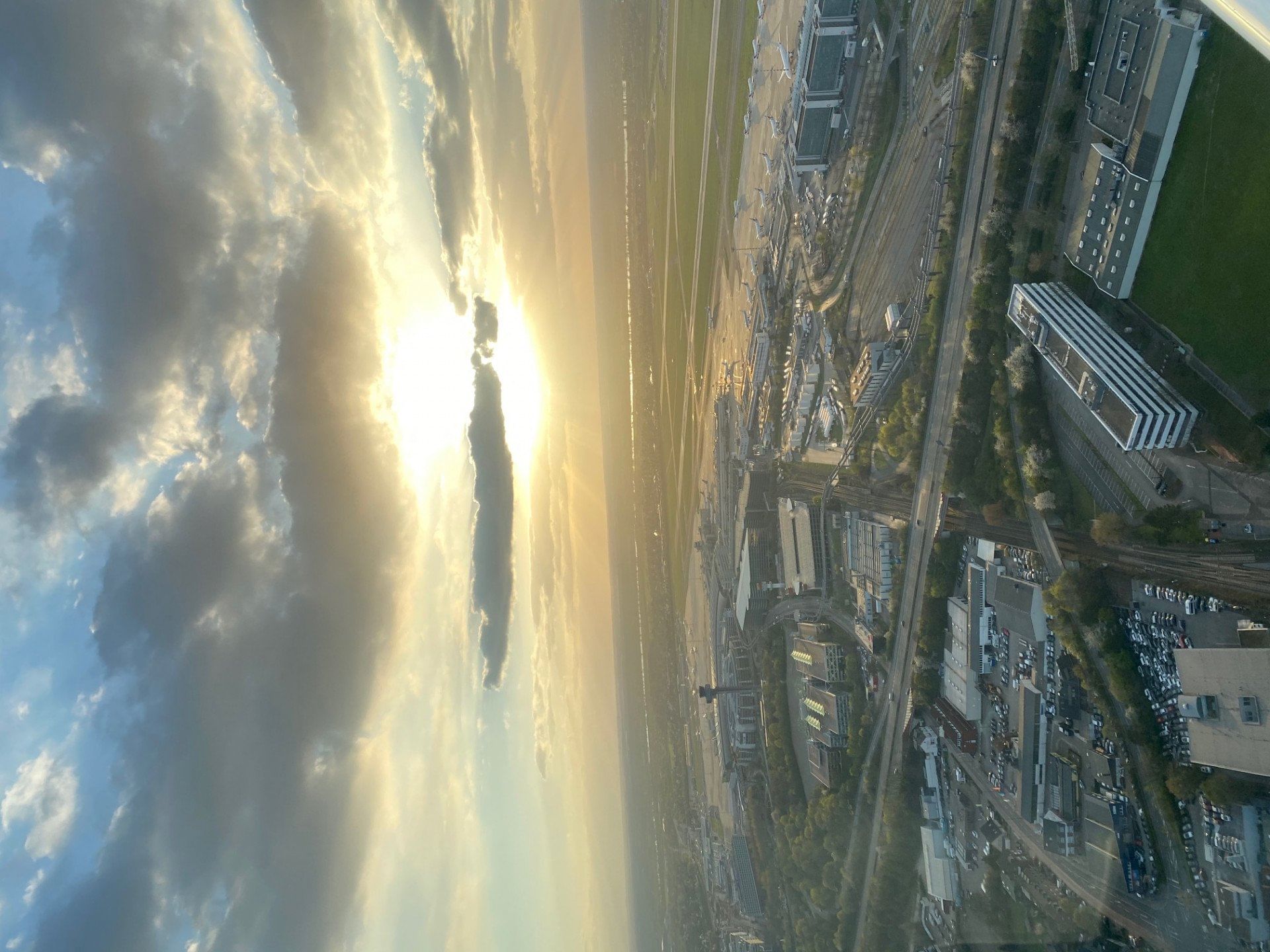 Rundflug über Düsseldorfer Flughafen, Altstadt und Rheinturm