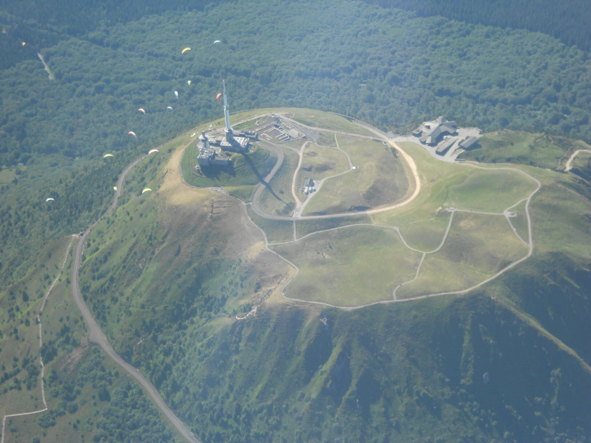 le célèbre Puy de Dôme en été à 3000 mètre d'altitude