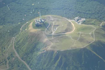 le célèbre Puy de Dôme en été à 3000 mètre d'altitude