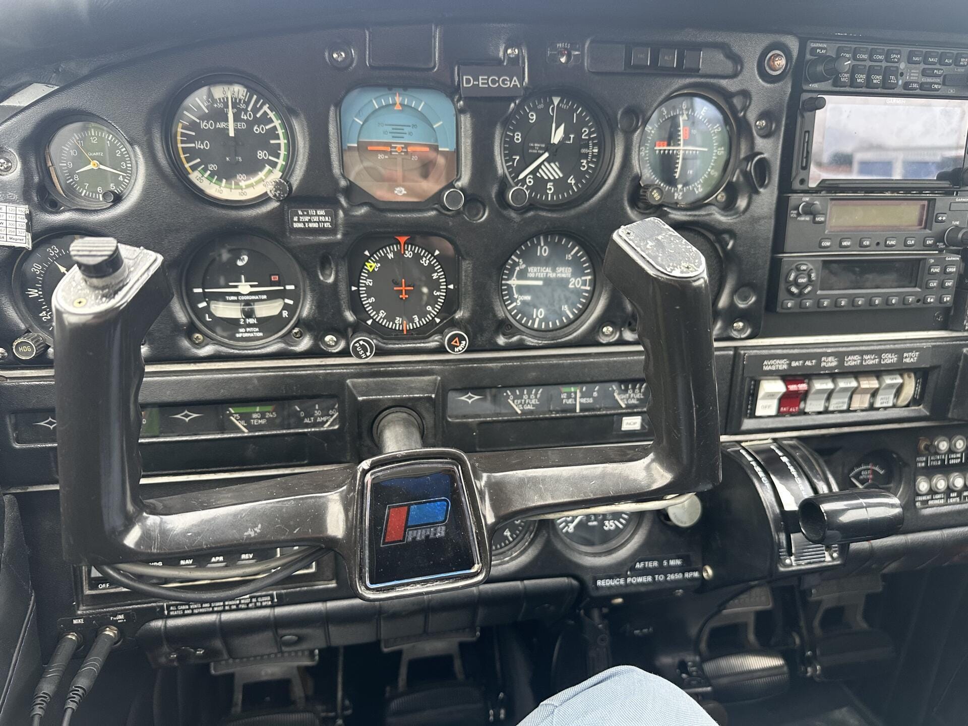 Eine Piper Pa28 vom Pilotensitz.