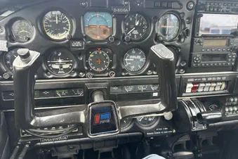 Eine Piper Pa28 vom Pilotensitz.