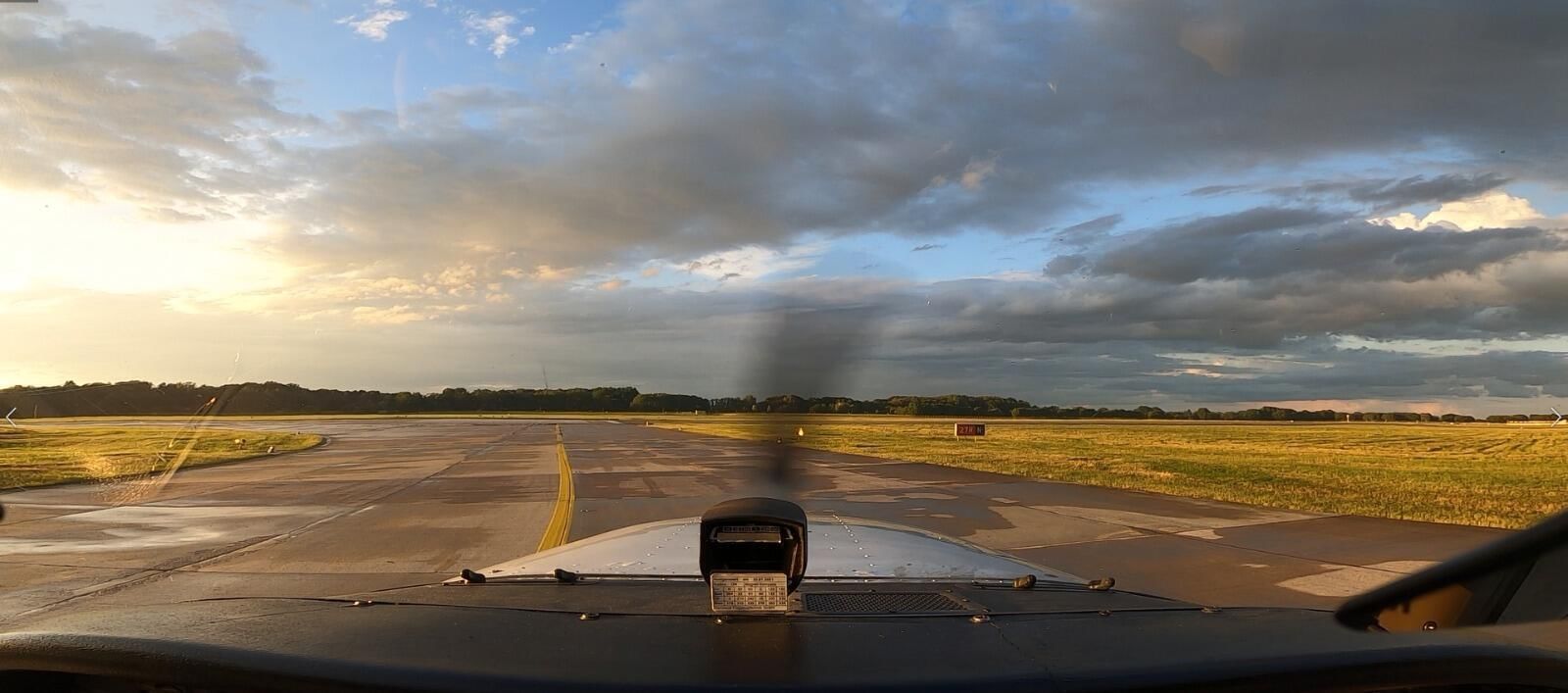 Am Abflugpunkt November der Startbahn 27R in Hannover, hier machen wir einen Motorcheck und warten auf die Startfreigabe.
