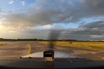 Am Abflugpunkt November der Startbahn 27R in Hannover, hier machen wir einen Motorcheck und warten auf die Startfreigabe.