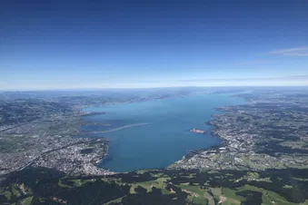 Schöner Bodensee und Alpen Rundflug