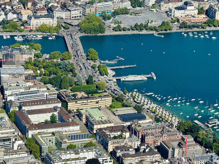 Rundflug über Zürich und die Seenlandschaft: Altstadt, Uetliberg und Zürichsee aus der Luft