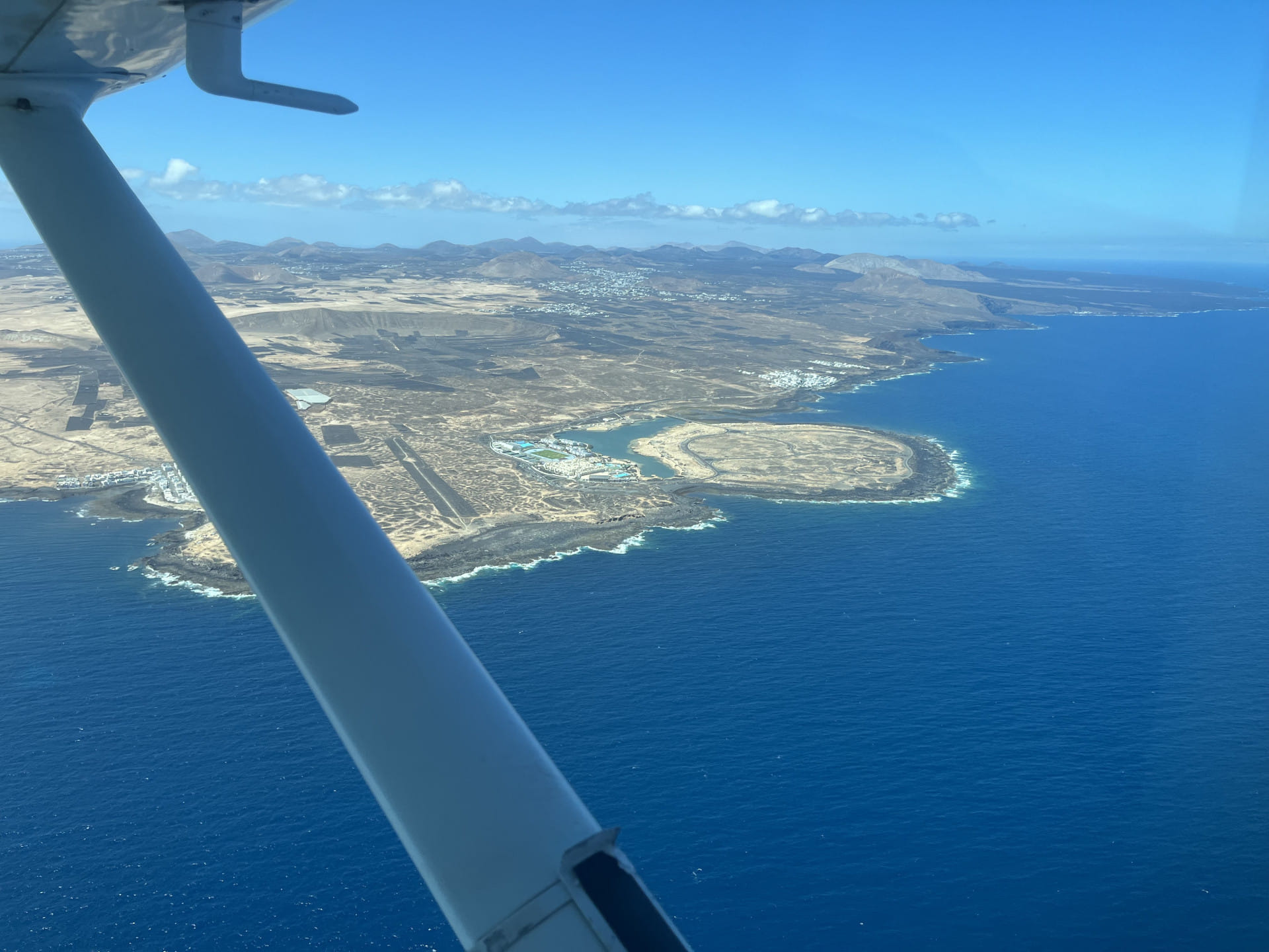 Sightseeing flight around Lanzarote and La Graciosa