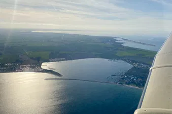 Heiratsantrag über den Wolken und über dem Meer