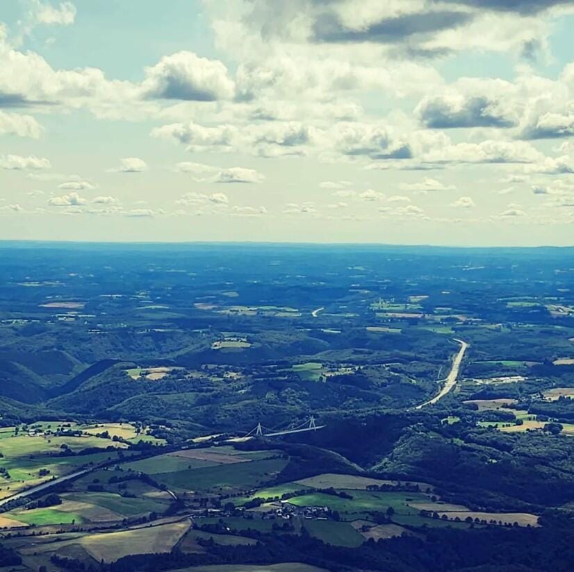 La Chaîne des Puys et le Château de Val vue du ciel