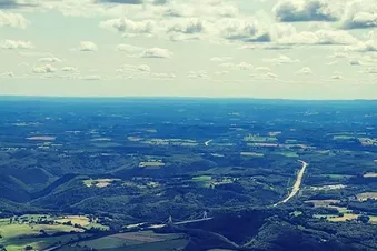 La Chaîne des Puys et le Château de Val vue du ciel