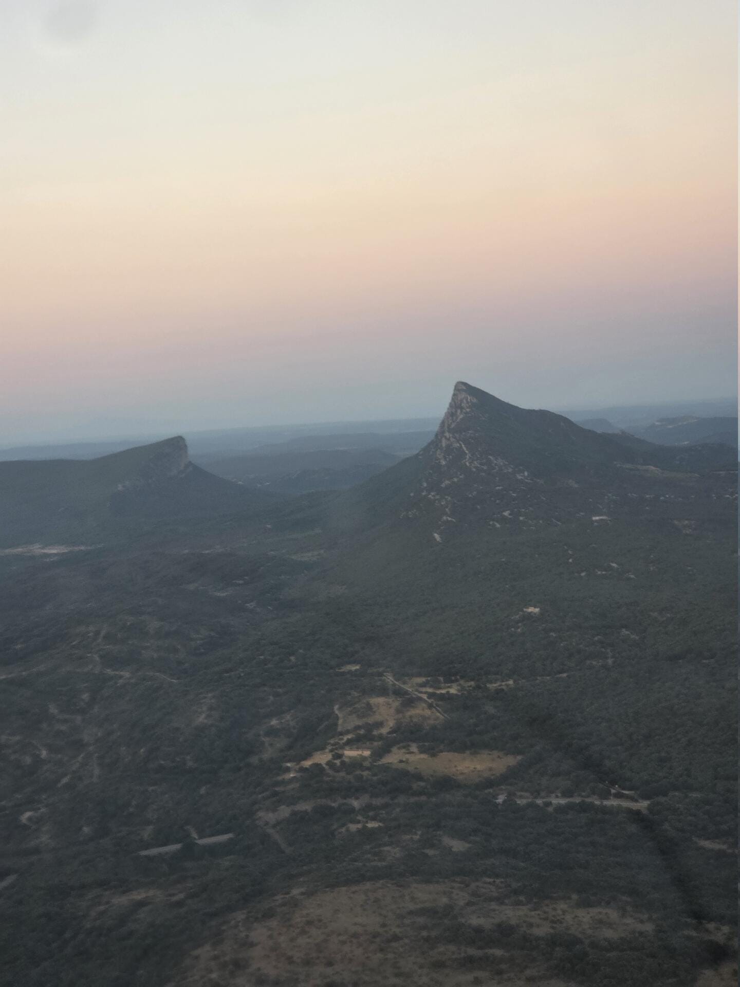 Vues vertigineuses du Pic Saint Loup en flight