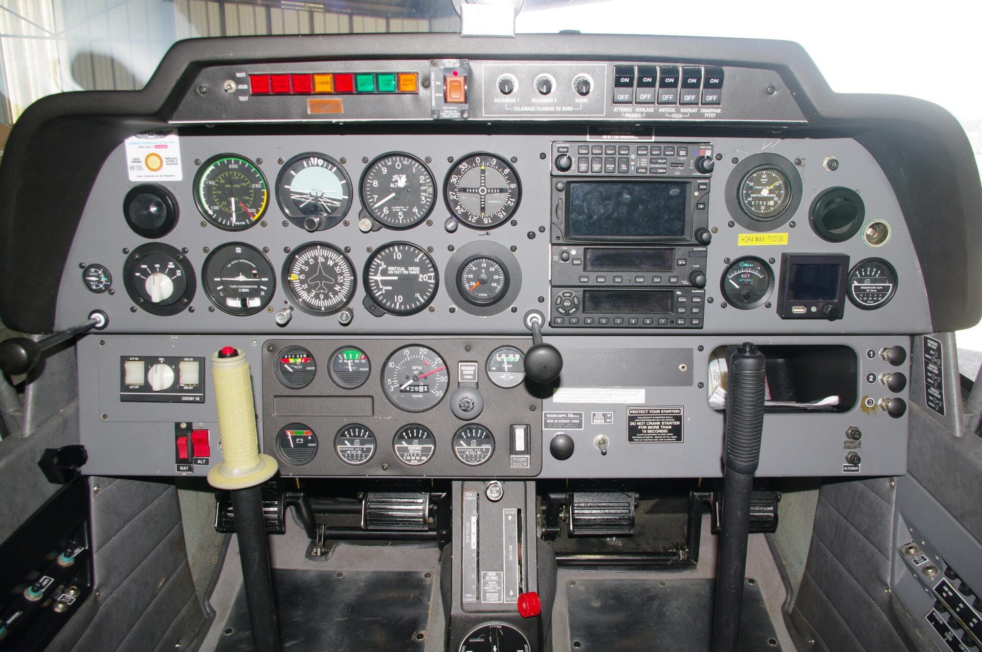 Le cockpit du F-HOLO : le mélange du traditionnel et de la modernité (GPS)