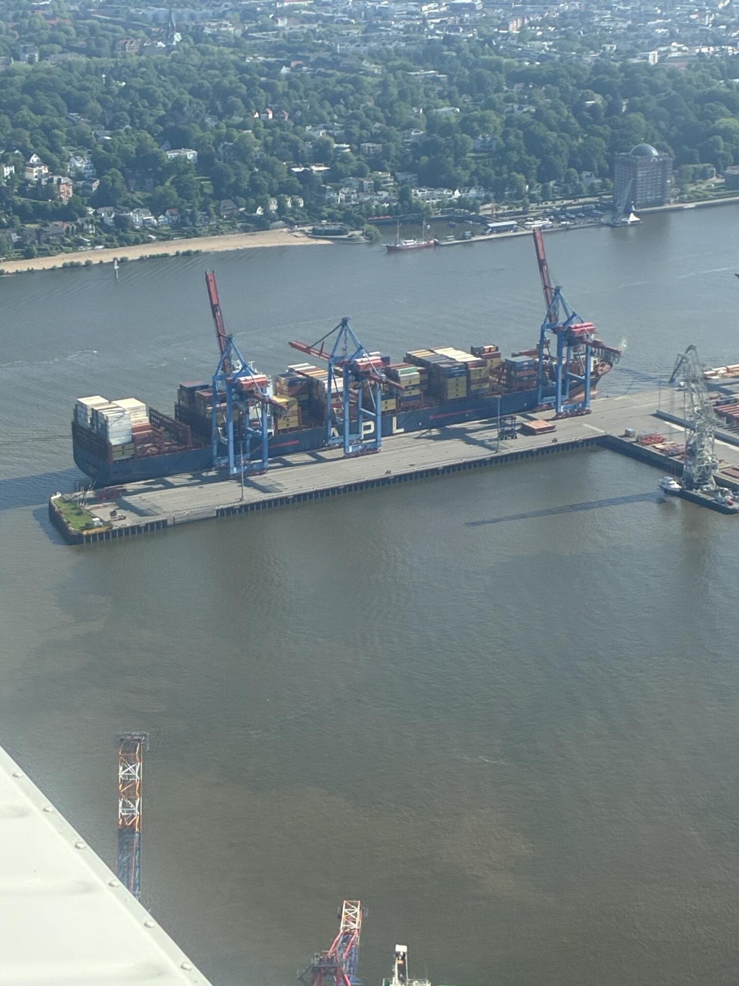 Containerschiff im Hamburger Hafen