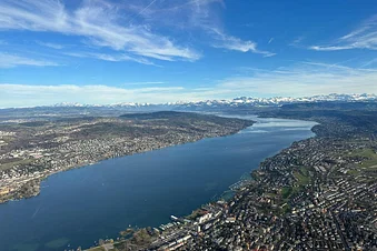 Zürichsee in Richtung Alpen