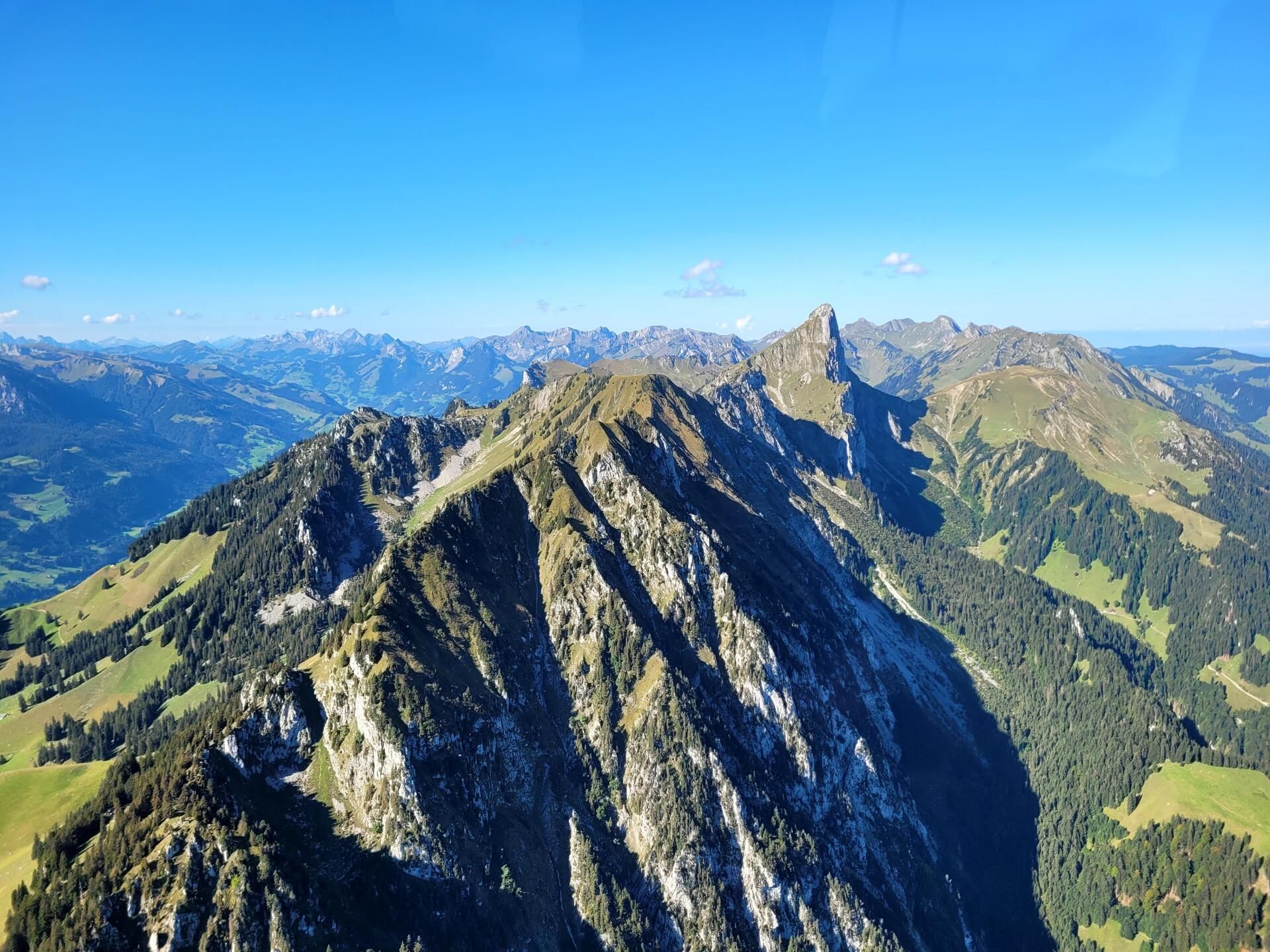 Die Stockhornkette, mit dem Stockhorn als markante Erhebung.
