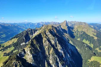 Die Stockhornkette, mit dem Stockhorn als markante Erhebung.