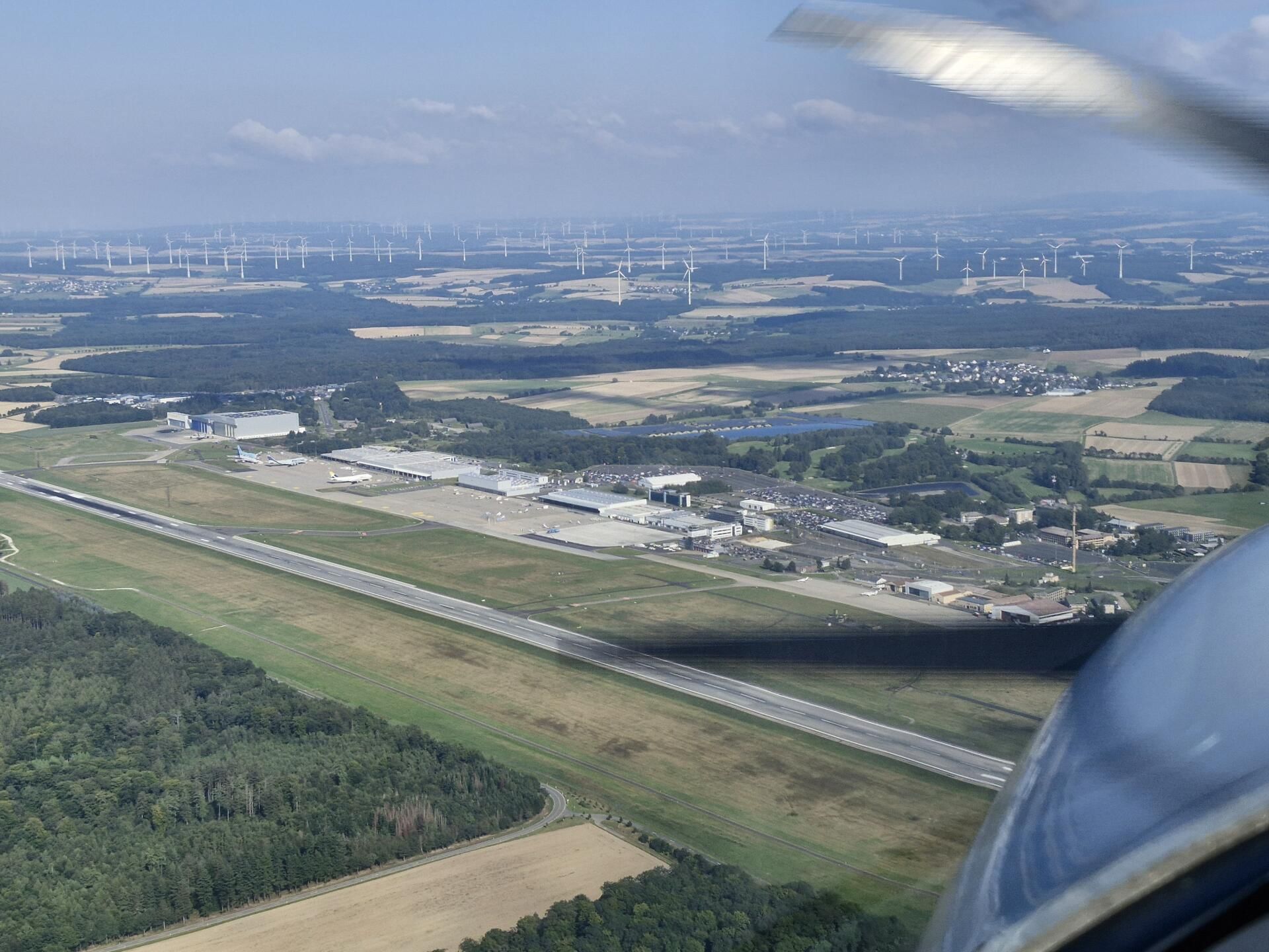 Flughafen Hahn, Ueberflug