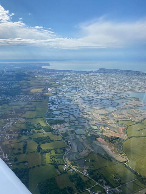 Vue aérienne des marais salants avec en arrière plan la baie de La Baule
