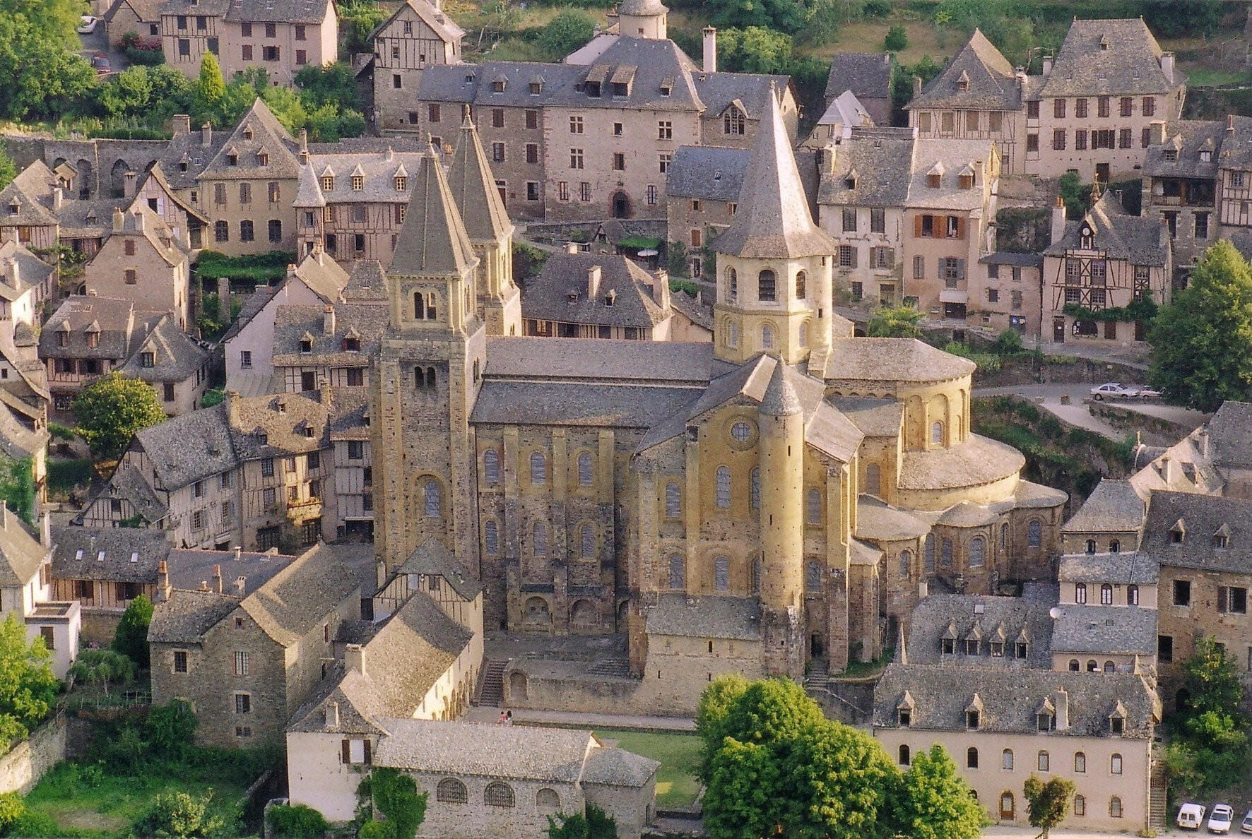 Balade aérienne à la découverte de Conques - France