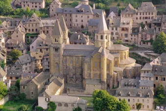 Balade aérienne à la découverte de Conques