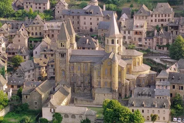 Balade aérienne à la découverte de Conques