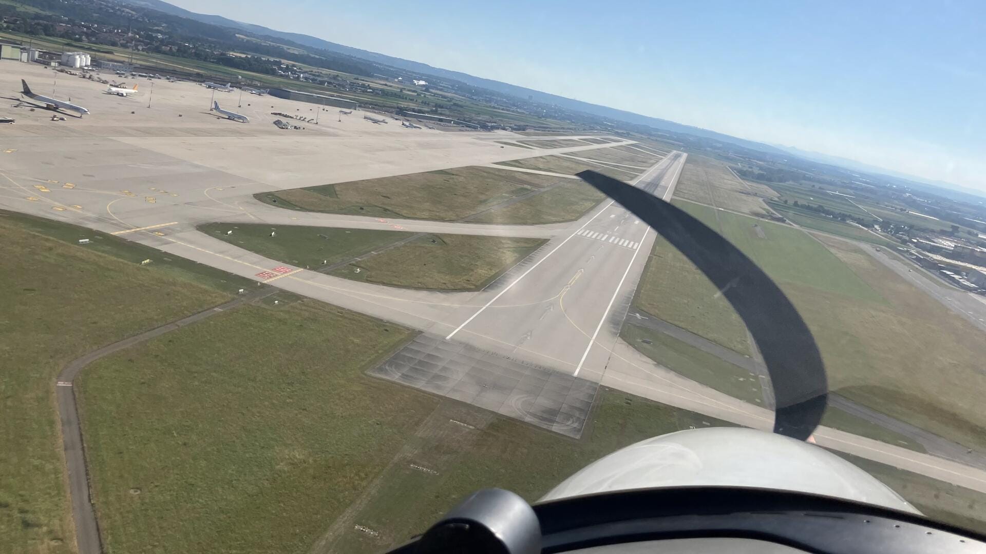 Stuttgart Flughafen EDDS Low Approach RWY07