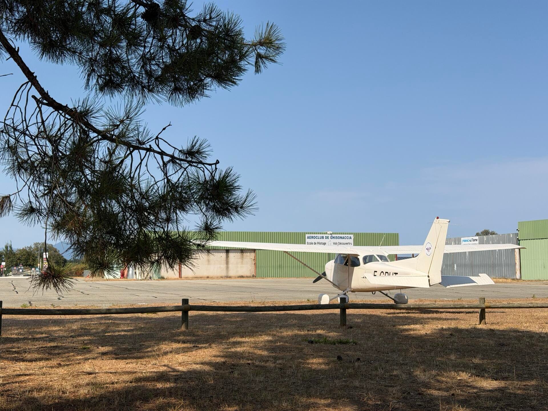Vue 3/4 arrière du F-GPHT